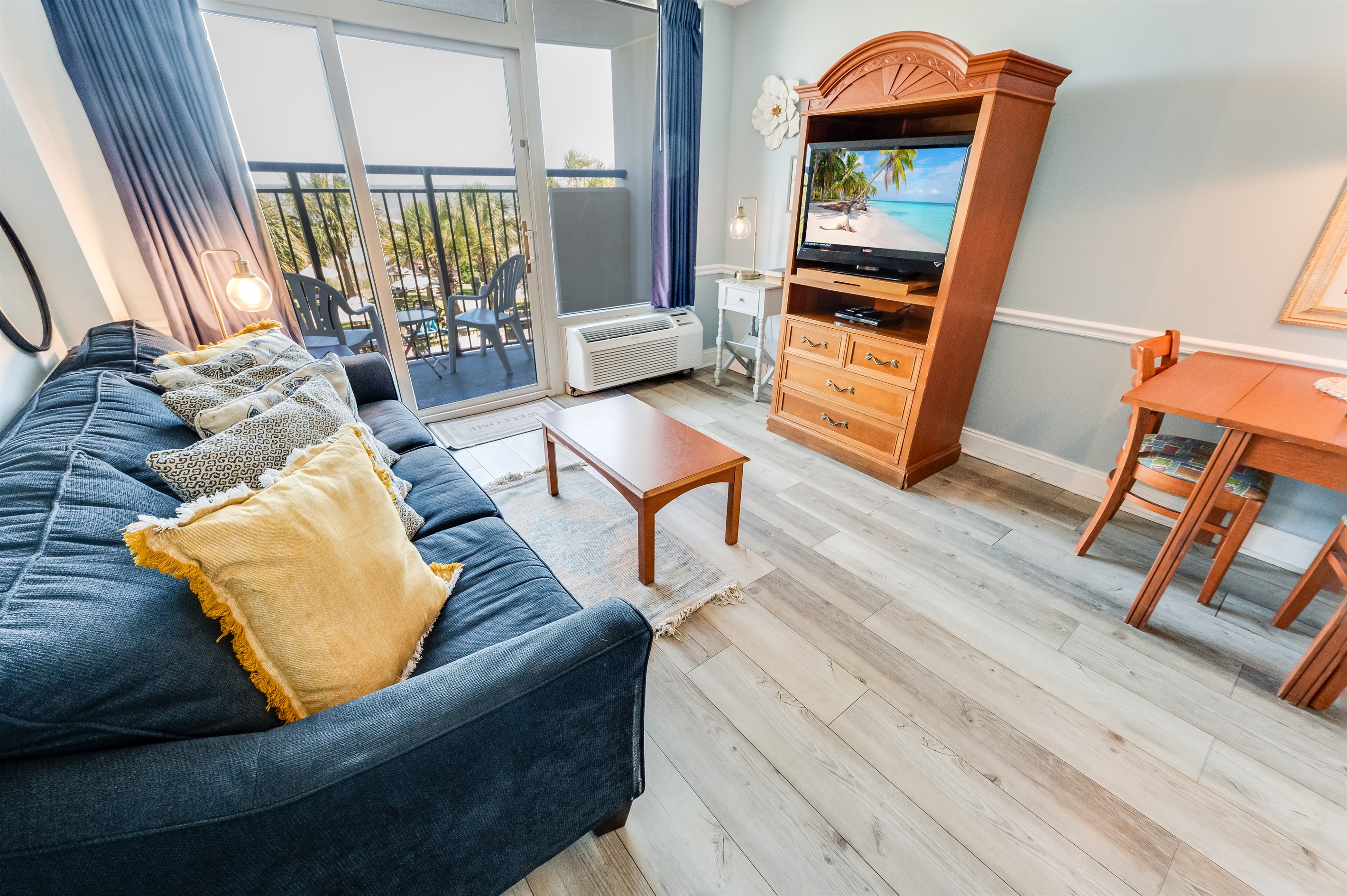 Large Family Room with Direct Oceanfront Views, Beautifully Decorated