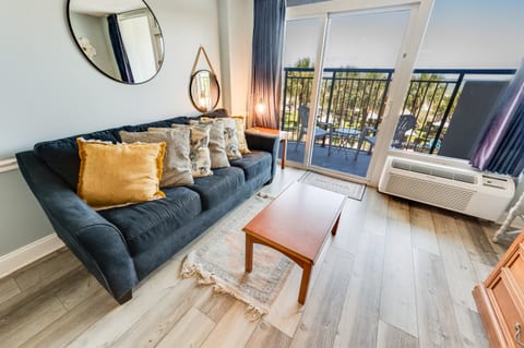 Large Family Room with Direct Oceanfront Views, Beautifully Decorated