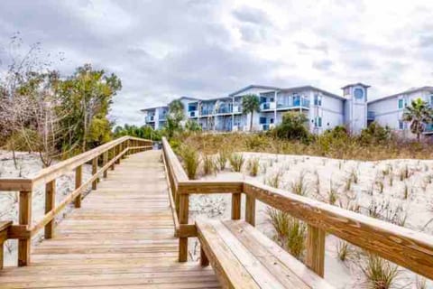Ship-Watch Dunes ~ Oceanfront ~ Dolphins! Pools!