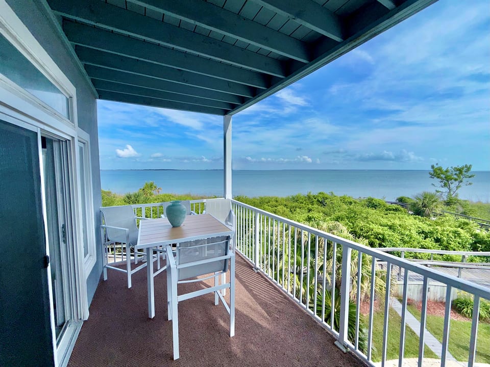 Ship-Watch Dunes ~ Oceanfront ~ Dolphins! Pools! - Tybee Island