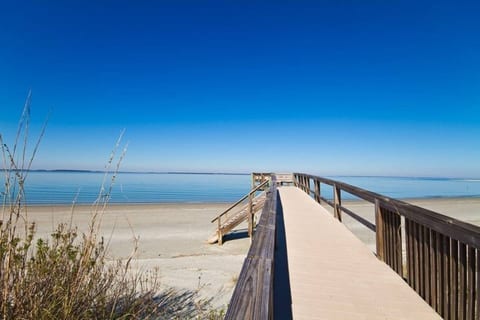 Ship-Watch Dunes ~ Oceanfront ~ Dolphins! Pools!