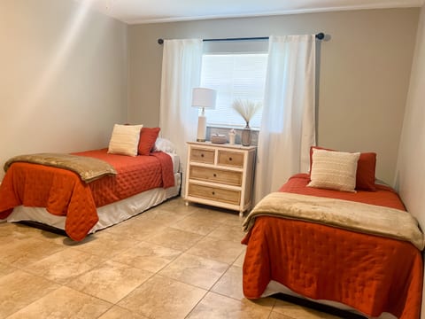 Cozy 2 Bedroom Downtown Dade City #2