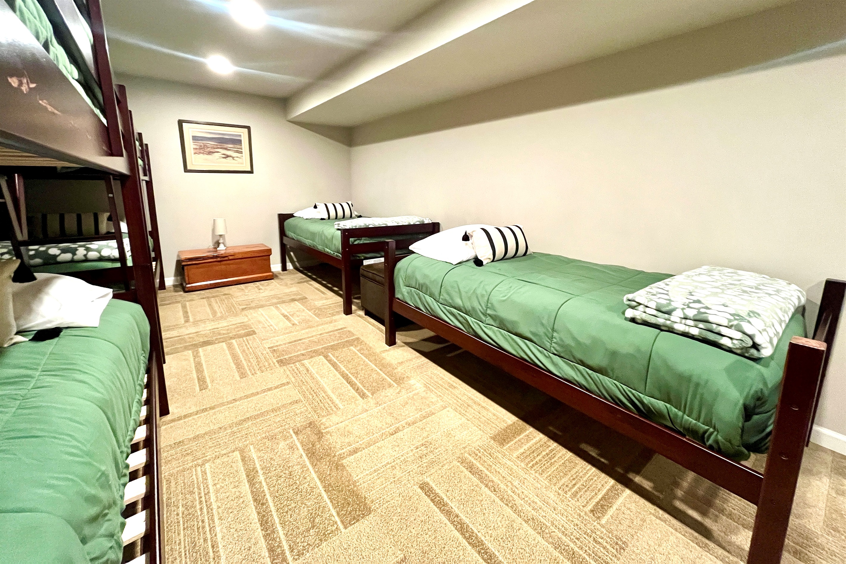 Bunk room sleeps 6 singles- Ideal for families