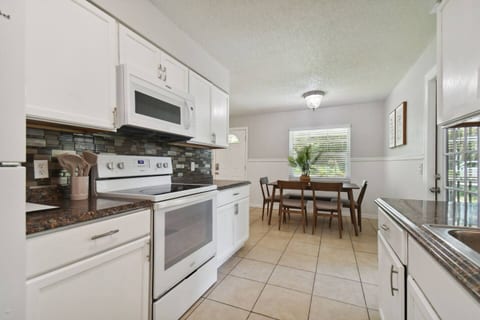 Comfy Home in Dade City | King Bed, Fire Pit