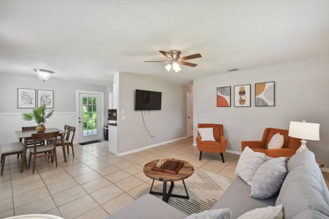 Comfy Home in Dade City | King Bed, Fire Pit