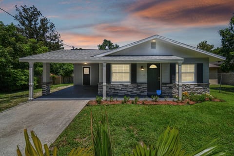 Comfy Home in Dade City | King Bed, Fire Pit