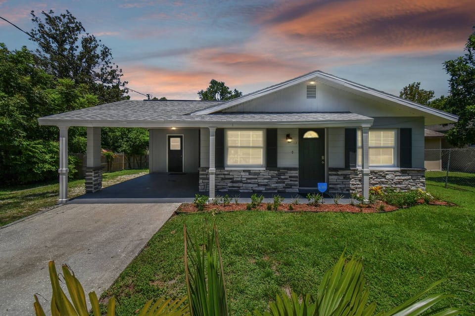 Comfy Home in Dade City | King Bed, Fire Pit - Dade City