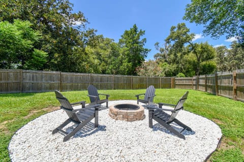 Comfy Home in Dade City | King Bed, Fire Pit