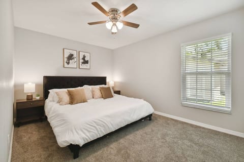 Comfy Home in Dade City | King Bed, Fire Pit