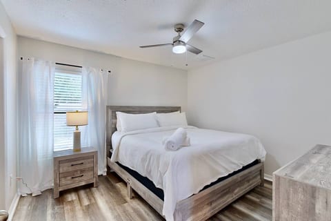 Brooksville Retreat, 3 bed 2 bath!