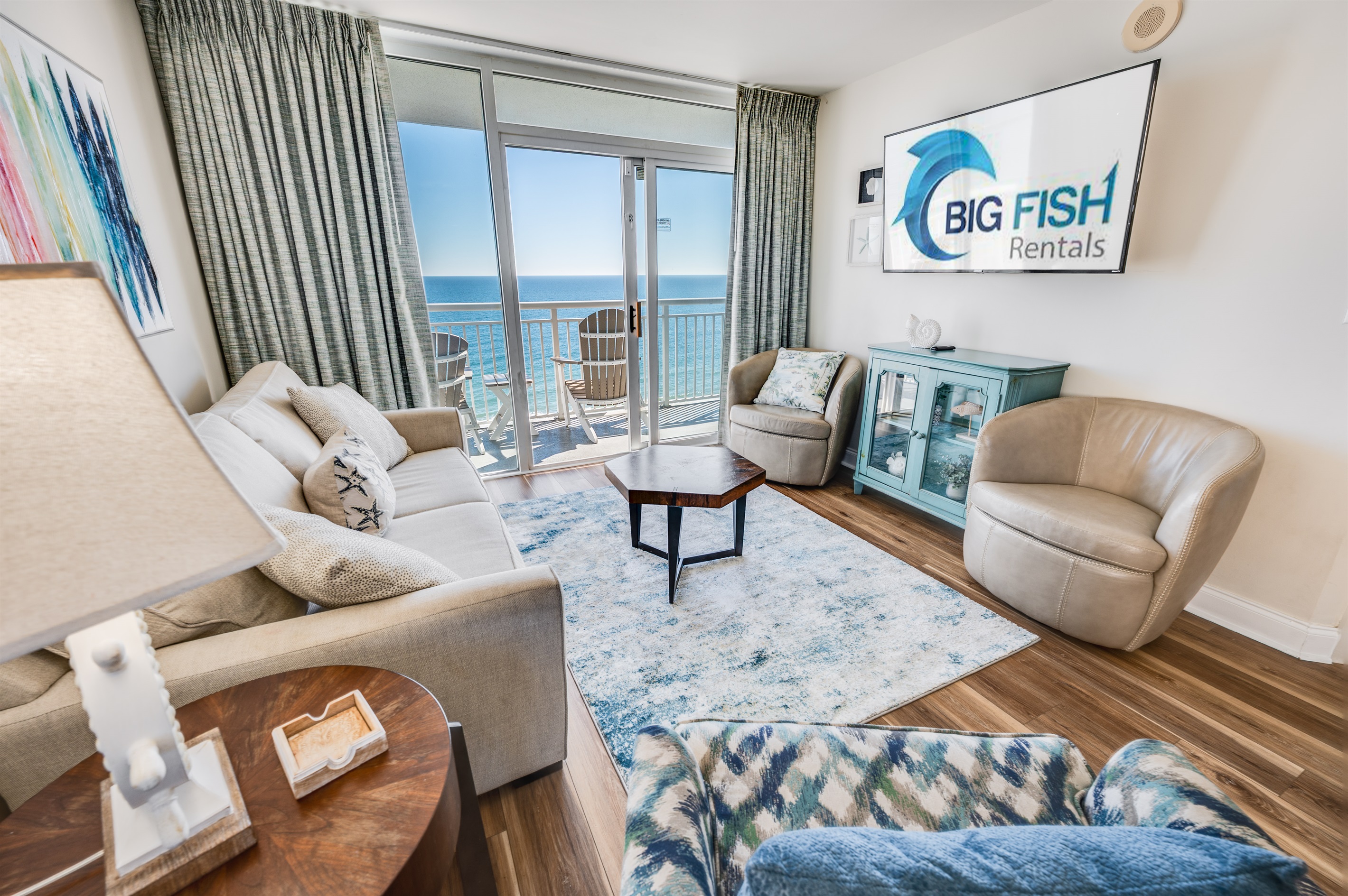 Living Room with Stunning Views🌊☀️