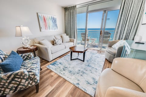 Living Room with Stunning Views🌊☀️
