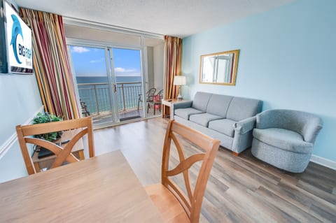 Living Room with Stunning Views🌊☀️