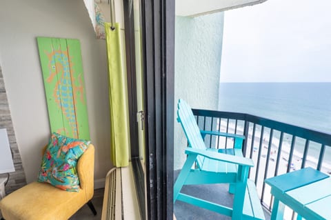 Large Balcony! Amazing Views!