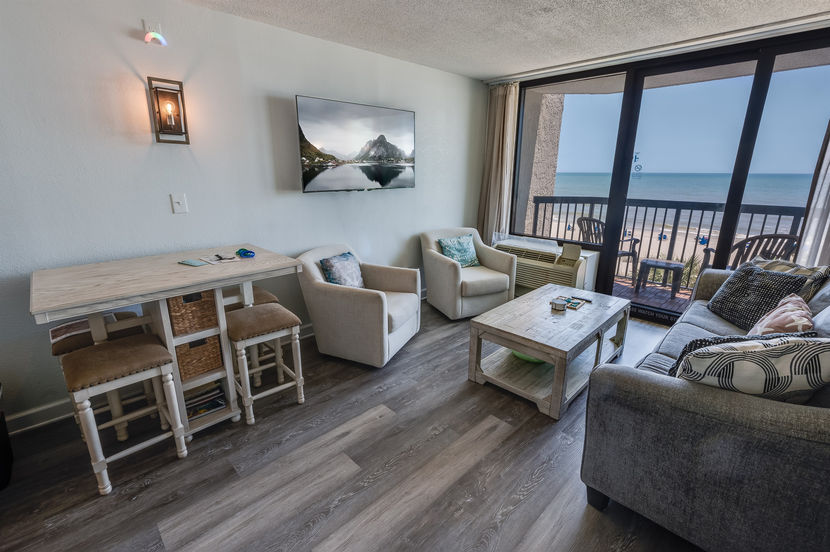 Amazing Living Room with Views of the Ocean ๐โ๏ธ