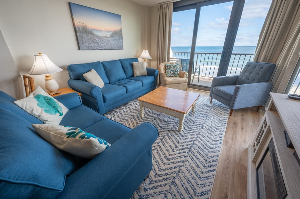 Beautifully Decorated Family Room overlooking the Ocean