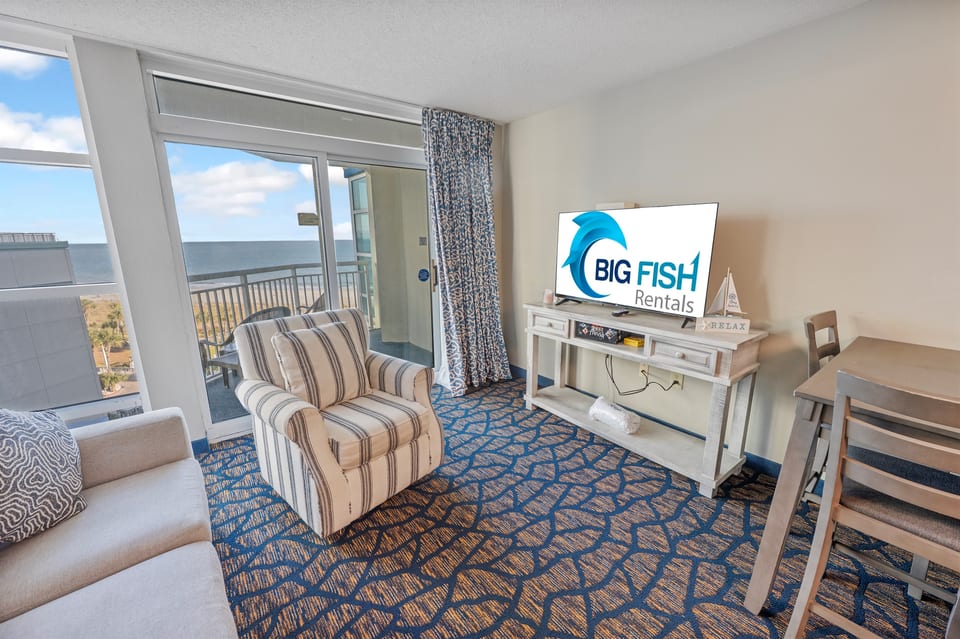Living Room with Stunning Views🌊☀️