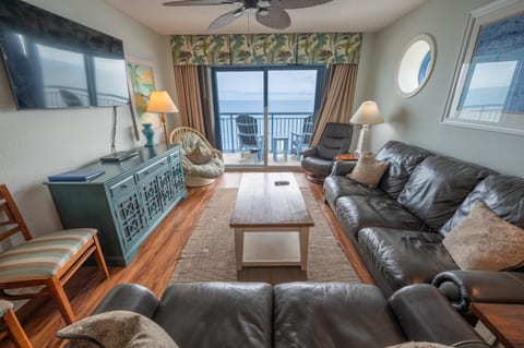 Large Family Room, Beautifully Decorated