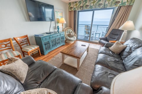 Large Family Room, Beautifully Decorated