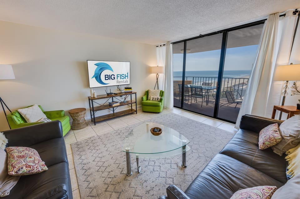 Amazing Living Room with Stunning Views🌊☀️