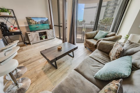 Large Living Room, Beautifully Decorated