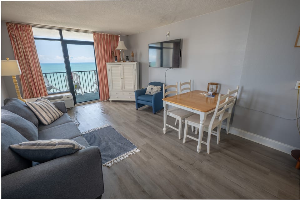 Direct Oceanfront, Beautifully Decorated