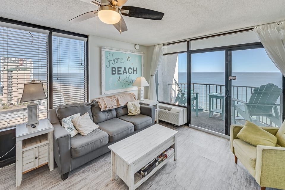 Living Room with Stunning Views🌊☀️