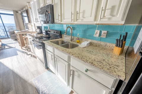 Large Kitchen, Full Sized Appliances