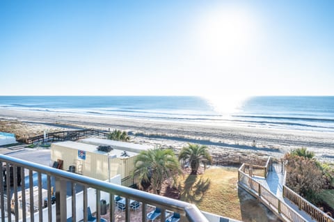 Direct Oceanfront, Great Views from the Private Balcony!