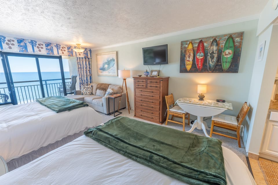 2 Beds in Bedroom, Beautifully Decorated, Direct Oceanfront