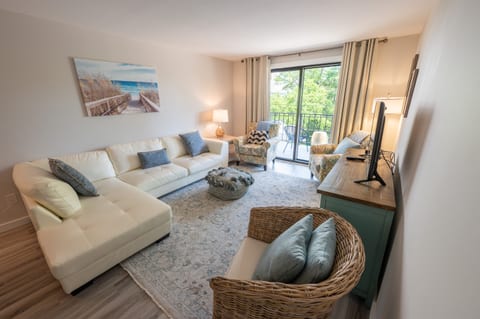 Large Family Room, Beautifully Decorated