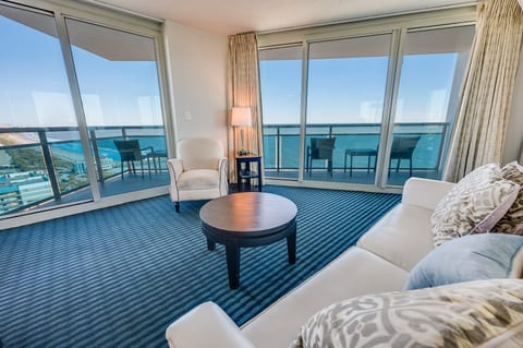 Amazing Living Room with Stunning Views🌊☀️