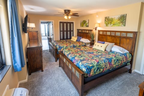 Beautifully Decorated with 2 Queen Beds in Bedroom