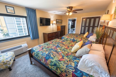 Beautifully Decorated with 2 Queen Beds in Bedroom and HDTV