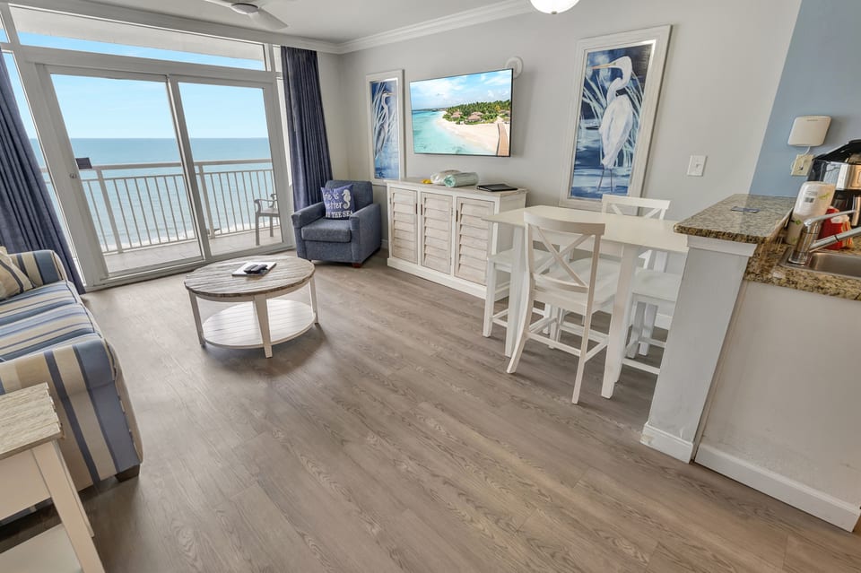 Amazing Living Room with Views of the Ocean 🌊☀️