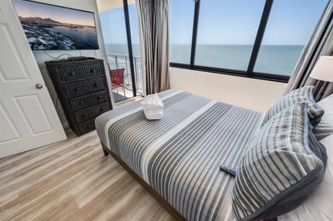Main Bedroom with Views of the Ocean!