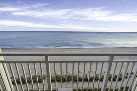 Balcony with Amazing Views of the Ocean