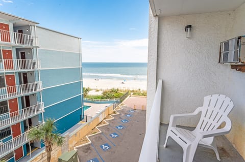 Balcony with Amazing Views of the Ocean