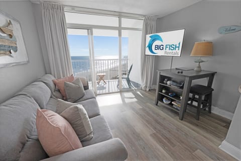 Living Room with Stunning Views🌊☀️