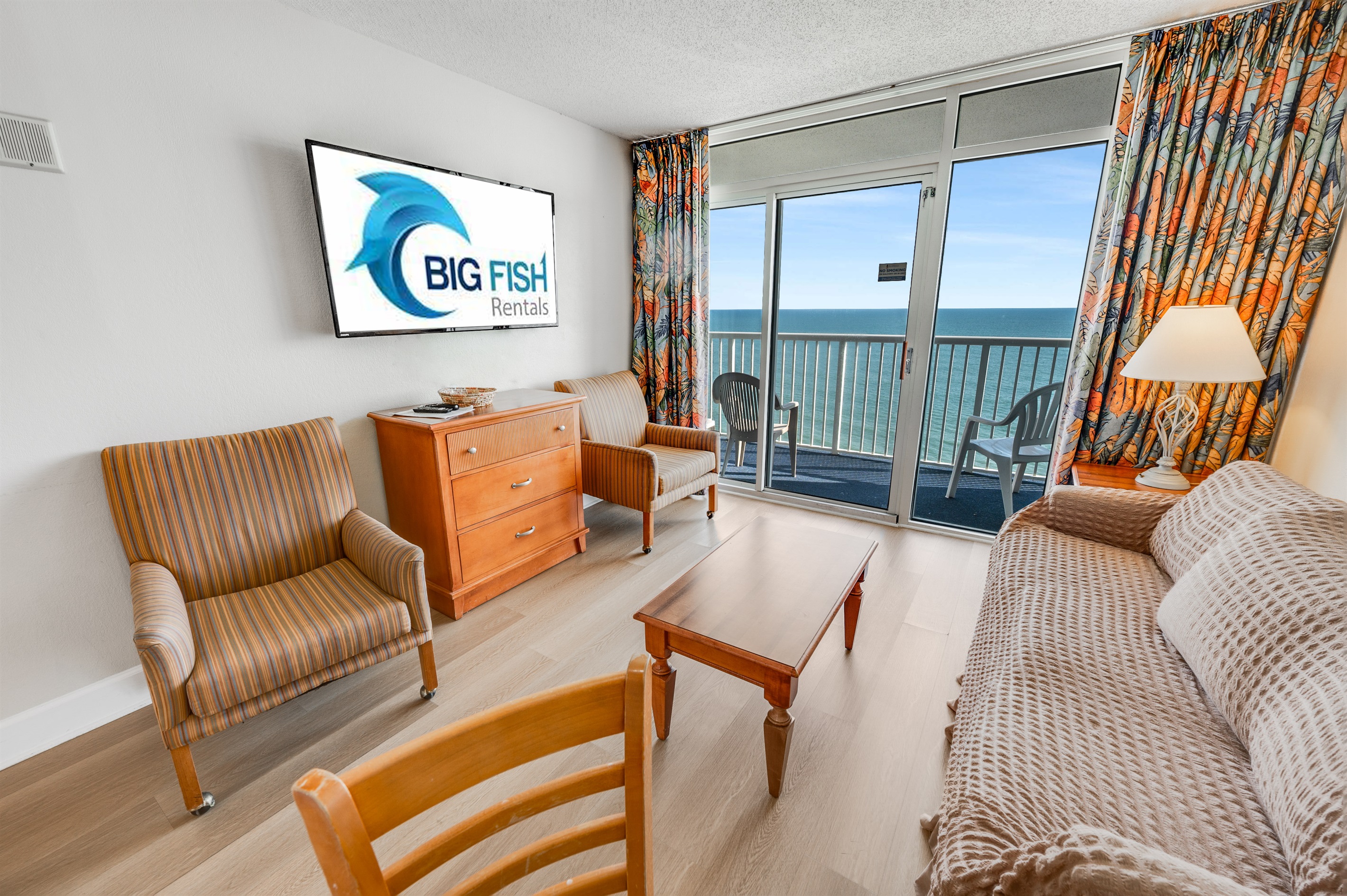 Living Room with Stunning Views🌊☀️