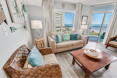 Living Room with Stunning Views🌊☀️