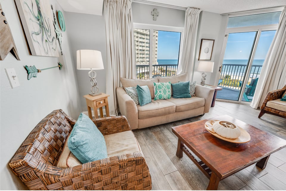 Living Room with Stunning Views🌊☀️