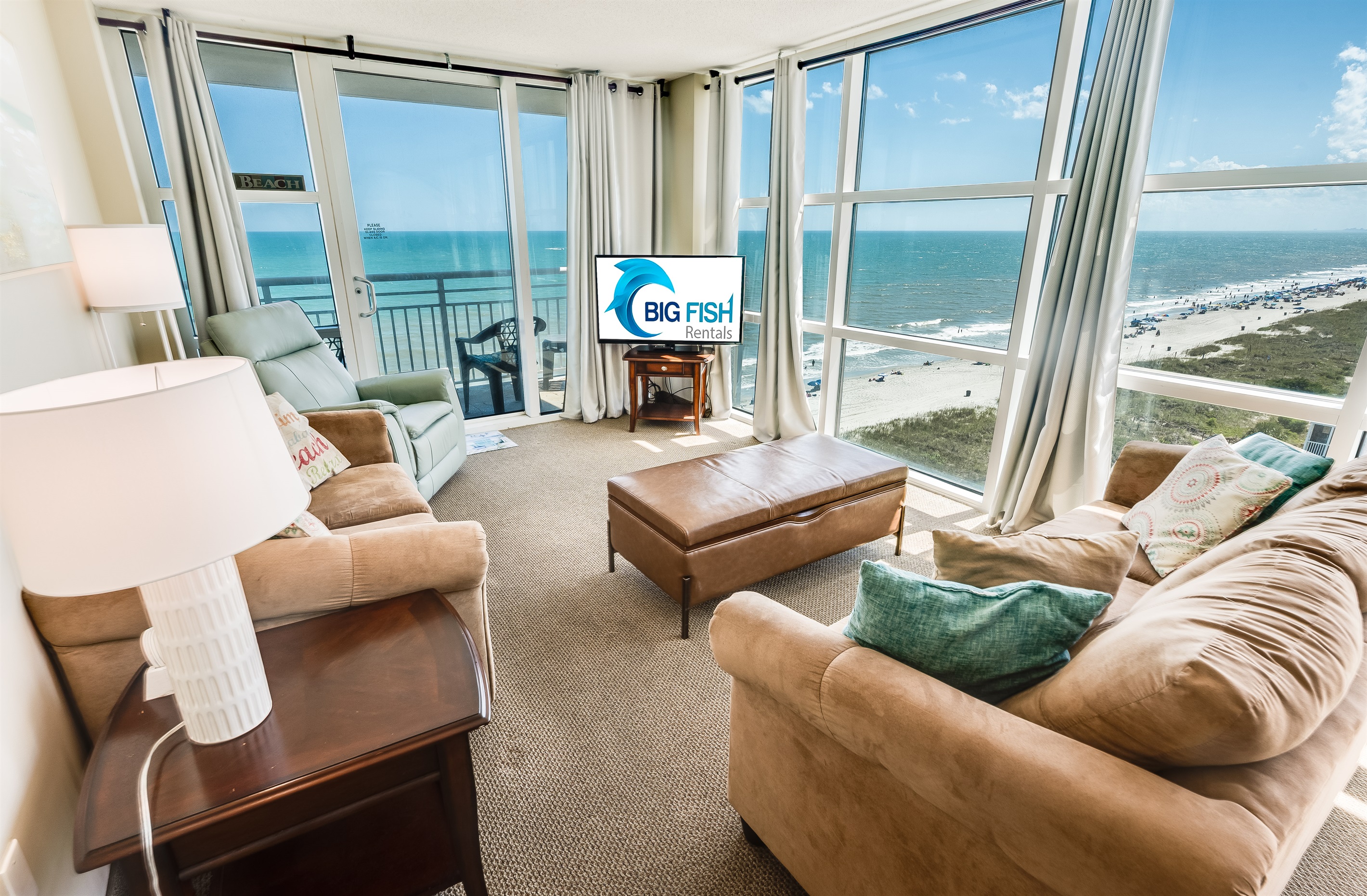 Amazing Living Room with Stunning Views🌊☀️