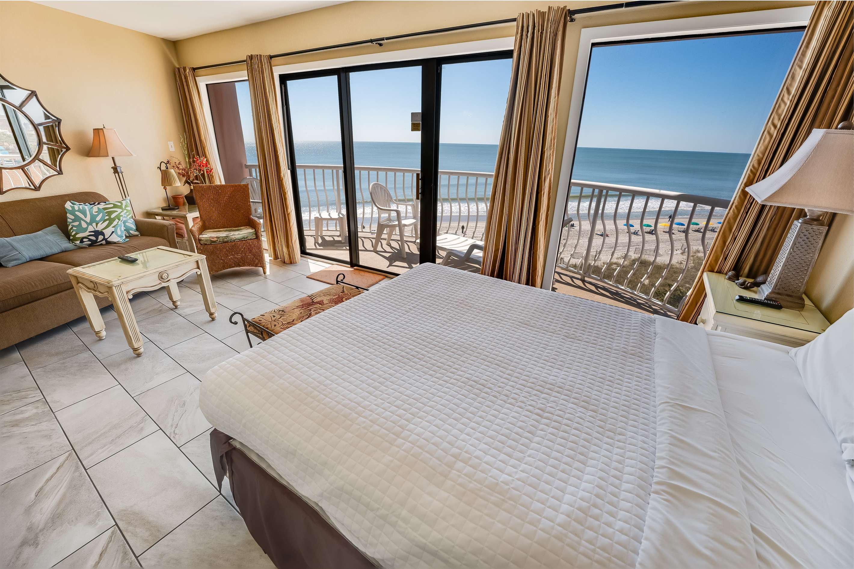 Direct Oceanfront, Beautifully Decorated, Lots of Space!