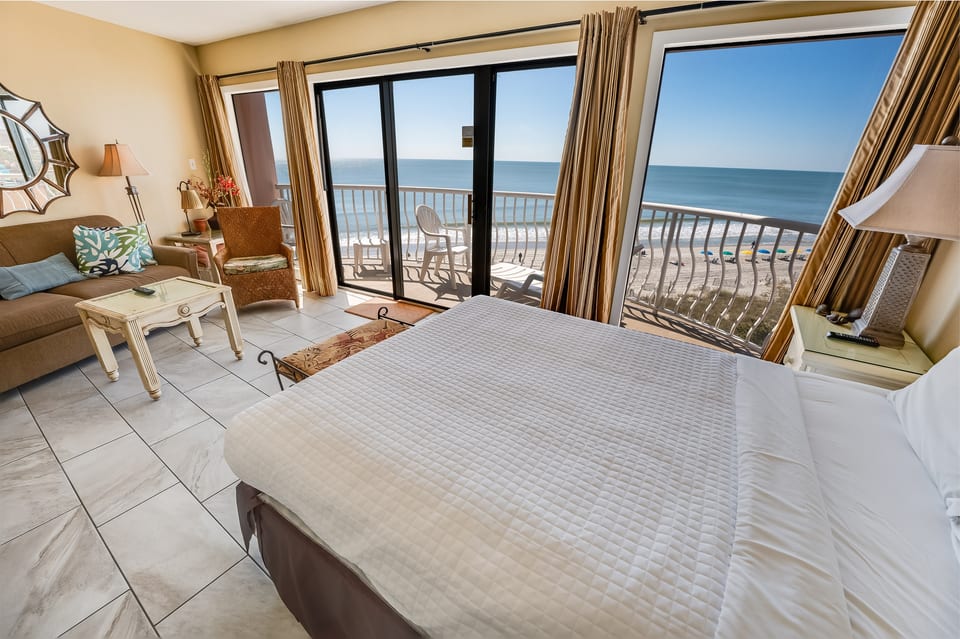 Direct Oceanfront, Beautifully Decorated, Lots of Space!