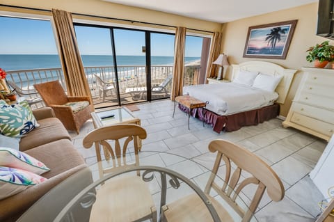 Direct Oceanfront, Beautifully Decorated, Lots of Space!