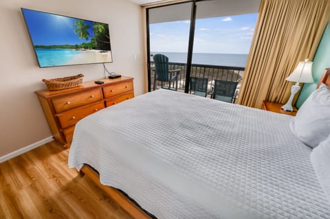 Queen in Main Bedroom, View of Ocean from Bedroom, Beautifully Decorated