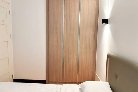 14min From Airport | 100mbps WFH, Large Work Table