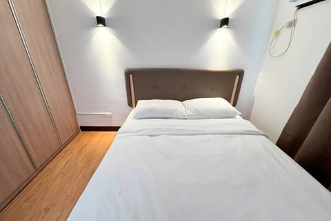 14min From Airport | 100mbps WFH, Large Work Table