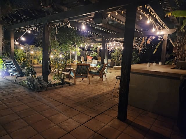 Cozy home with backyard oasis - Vista